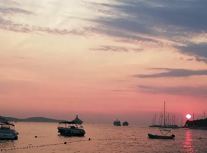 Noor And Πανσιόν 3*